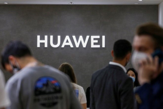 Vlada je na podlagi dogovora med Slovenijo in ZDA oktobra lani začela pripravljati zakon, ki kitajskega tehnološkega velikana Huaweia izloča iz nabora dobaviteljev te opreme. Smo med redkimi evropskimi državami, ki so upoštevale želje nekdanje ameriške administracije. FOTO: Michele Tantussi/Reuters