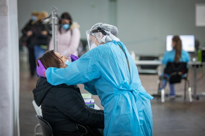 Testiranje zaposlenih v šolstvu na Gospodarskem razstavišču. FOTO: Voranc Vogel