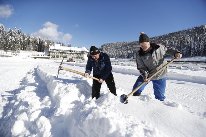 Pridni pokljuški delavci imajo polne roke dela z odstranjevanjem snega. FOTO: Leon Vidic