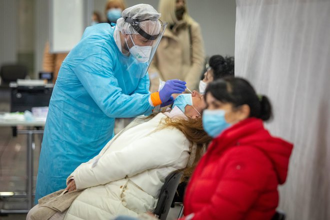 Hitri testi so manj zanesljivi kot laboratorijski, a Černe kljub temu zagovarja njihovo čim bolj množično uporabo. FOTO: Voranc Vogel, Delo