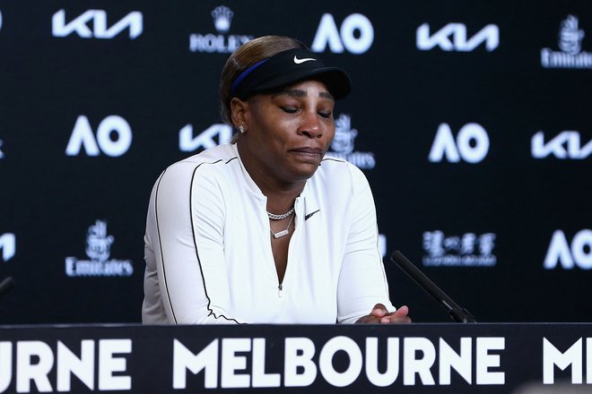 Serena Williams je na novinarski konferenci s solznimi očmi odgovarjala na vprašanja. FOTO: Rob Prezioso/AFP