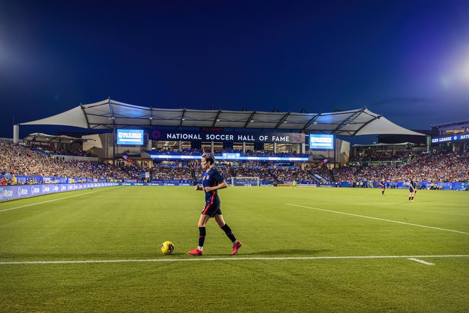 Nogomet je tudi v ZDA vse bolj priljubljen, organizatorjem tekem v normalnih časih ni težko napolniti štadionov. Na fotografiji reprezentantka Megan Rapinoe med tekmo z Japonsko. FOTO: Jerome Miron/Usa Today Sports