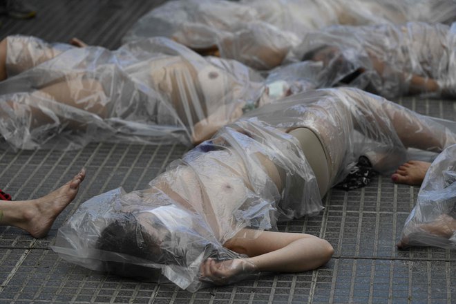 Pred palačo pravice v Buenos Airesu so protestirale gole ženske, zavite v plastične vrečke, s čemer zahtevajo pravico za žrtve femicida. FOTO: Juan Mabromata/Afp<br />
&nbsp;