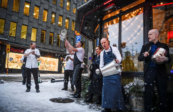 Lastniki restavracij v središču Stockholma med protestom proti obstoječim &shy;omejitvam FOTO: Reuters