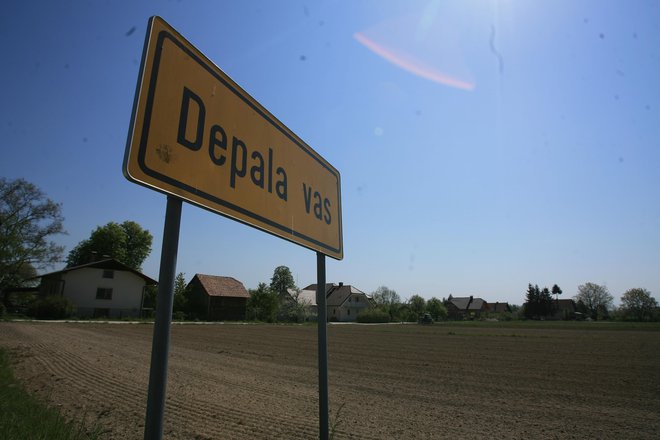 Ni še čisto jasno, v katero smer je strelec usmeril pištolo, ko je sprožil. FOTO: Uroš Hočevar/Delo