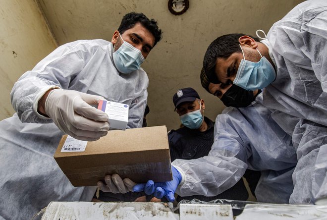Prvih 2000 doz ruskega cepiva Sputnik V je v sredo prispelo v Gazo. Foto: Said Khatib/AFP