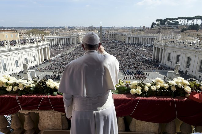 Papež Frančišek je pred dvema tednoma prejel drugi odmerek cepiva proti covidu-19. FOTO: Reuters