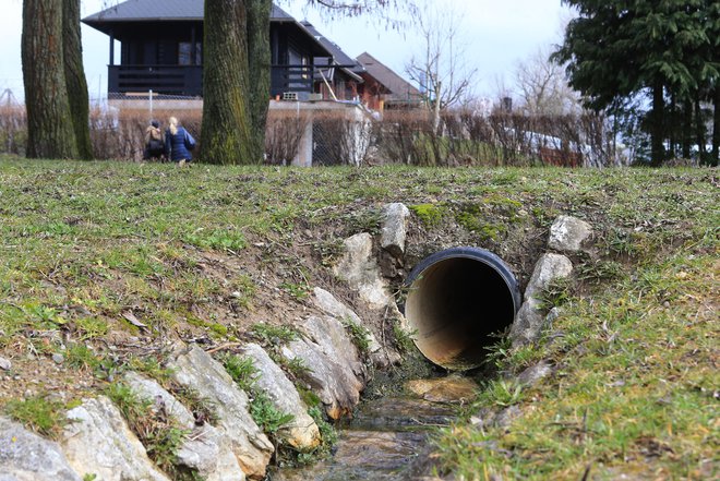 Vrzeli na področju odpadnih vod so v Sloveniji še vedno prevelike. FOTO: Tadej Regent/Delo