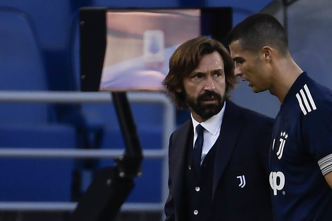 Trener Juventusa Andrea Pirlo in njegov prvi ostrostrelec Cristiano Ronaldo med pogovorom iščeta rešitve. FOTO: Filippo Monteforte/AFP