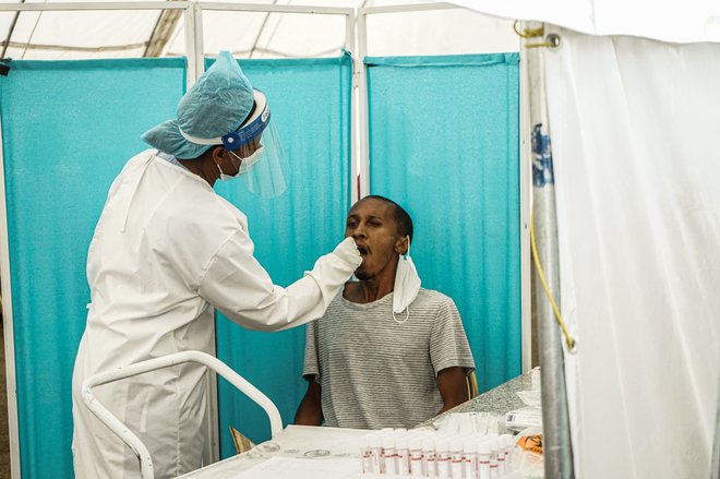 Testiranje na novi koronavirus. FOTO: Amanuel Sileshi/AFP