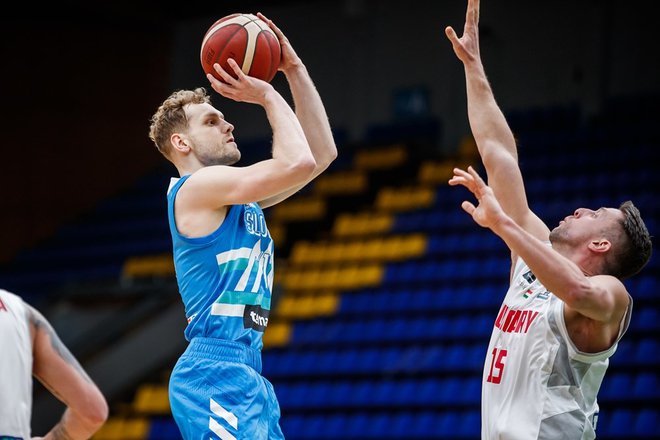 Jaka Blažič (levo) je natančno zadeval in se vztrajno trudil v obrambi. FOTO: FIBA