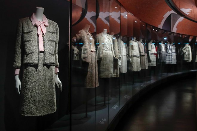 Na razstavi <em>Gabrielle Chanel. Manifeste de mode</em><em> </em>v pariškem muzeju mode Palais Galliera so razstavili okoli 350 stvaritev Coco Chanel. FOTO: Gonzalo Fuentes/Reuters