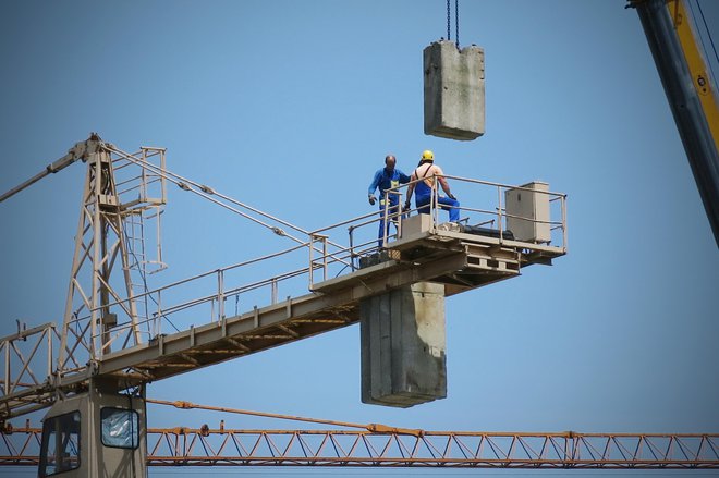 Čeprav gradbeništvo v svojem bistvu ostaja analogna dejavnost, se vse več procesov, povezanih z gradnjo, digitalizira.<br />
FOTO: Jože Suhadolnik