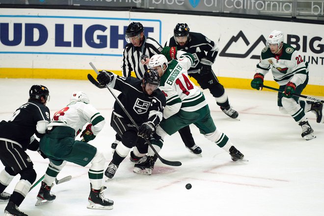 Anže Kopitar (v sredini) in LA Kings so po kazenskih strelih premagali Arizno, s katero se bodo jutri pomerili še drugič. FOTO: Kirby Lee/Usa Today Sports