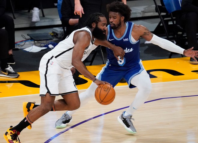 Brooklyn je pod taktirko Jamesa Hardna (levo) tudi v gosteh pri LA Lakers potrdil, da je eden od glavnih favoritov za prvaka NBA. FOTO: Robert Hanashiro/Usa Today Sports