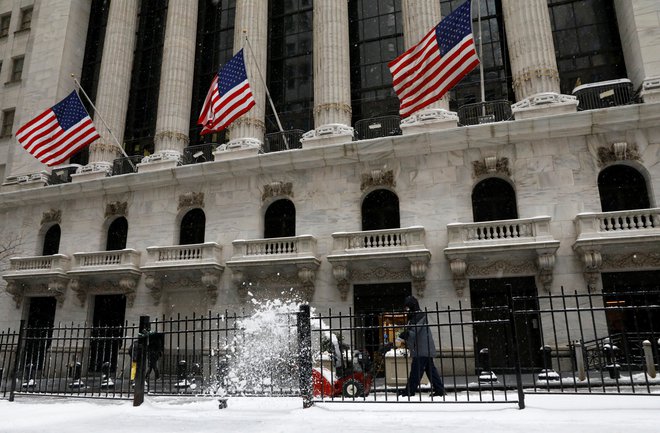 Tudi New York je prejšnji teden zasul sneg, a to ne pomeni, da se na finančne trge vrača zima. FOTO: Brendan Mcdermid/Reuters