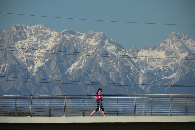 Tekačica nad Štajersko cesto v Ljubljani. FOTO: Jure Eržen/Delo&nbsp;