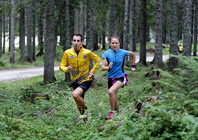 Gorska tekača Mitja in Mateja Kosovelj med tekom po Pokljuki. FOTO: Aleš Černivec