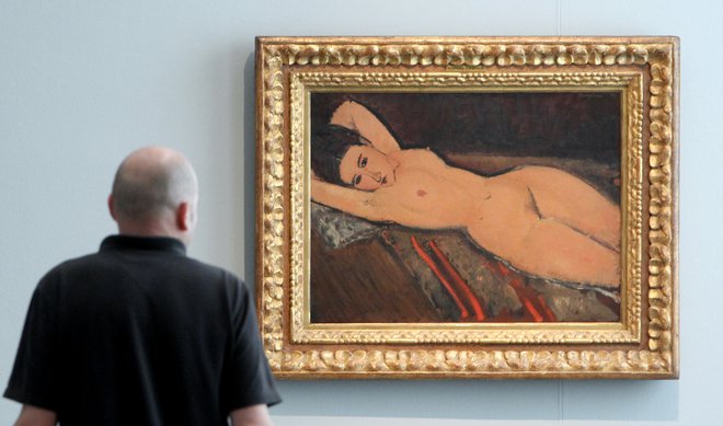 A man looks at the painting &#39;Reclining Woman&#39; from 1916 by late Italian artist Amedeo Modigliani (1884-1920) during a media preview at the Kunsthaus Zurich in Zurich February 9, 2010. Zurich Kunsthaus is giving the general public the first opportunity to glimpse the world collection of controversial Swiss industrialist Emil Buehrle since closing its doors two years ago after a $160 million heist. The exhibition runs from February 12 to May 16, 2010. REUTERS/Arnd Wiegmann (SWITZERLAND - Tags: ENTERTAINMENT) Foto Š Arnd Wiegmann / Reuters Reuters Pictures