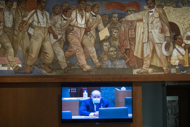 Kandidat za ministra za zdravje Janez Poklukar je napovedal, da bodo njegovi prvi ukrepi usmerjeni v obvladovanje epidemije covida-19 in zagotavljanje dostopnosti do zdravstvenih storitev. FOTO: Voranc Vogel/Delo