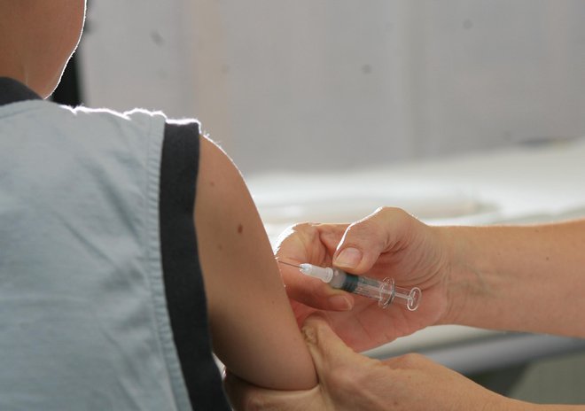 V 2017 je za opustitev cepljenja prosilo 1200 staršev, lani desetkrat manj. FOTO: Uroš Hočevar