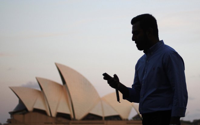 Ameriški spletni velikan Facebook je avstralskim uporabnikom onemogočil ogled in delitev novic. FOTO: Daniel Munoz/Reuters