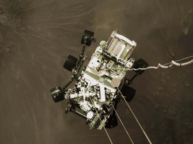 Rover tik pred dotikom s tlemi. FOTO: NASA / AFP