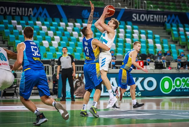 Jaka Blažič (z žogo)je bil 28. novembra 2020 prvi strelec Slovenije ob zmagi nad Ukrajino. Dosegel je 23 točk. FOTO: FIBA