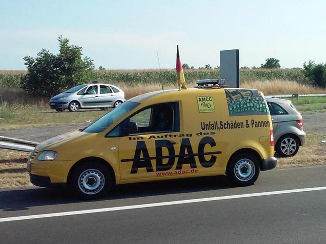 Predstavnikom nemškega avtomobilskega kluba pravijo rumeni angeli.<br />
Foto Adac