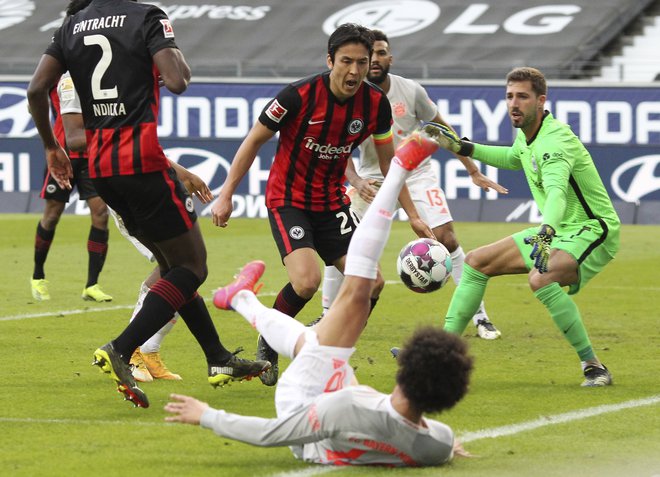 Leroyu Saneju in soigralcem je spodrsnilo v Frankfurtu, a bodo še naprej ostali na prvem mestu. FOTO: Daniel Roland/Reuters