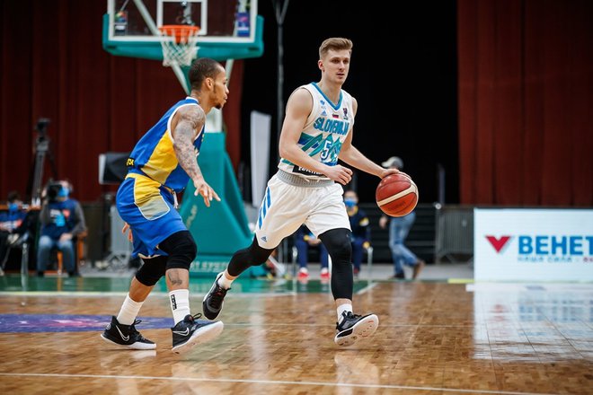 V slovenski reprezentanci je dvomestno število točk dosegel le Luka Rupnik. FOTO: FIBA