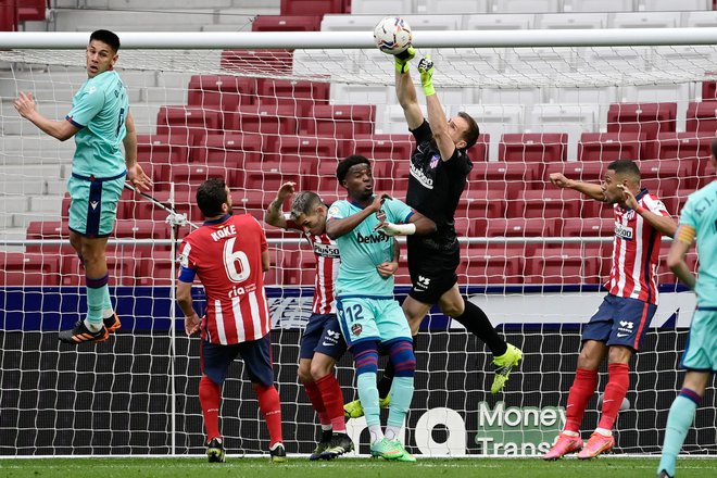 Jan Oblak je moral dvakrat po žogo v svojo mrežo. FOTO: Javier Soriano/AFP