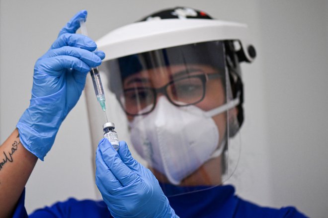 Cepljenje s Pfizer-Biontechovim cepivom v kolumbijskem Caliju. FOTO: Luis Robayo/AFP
