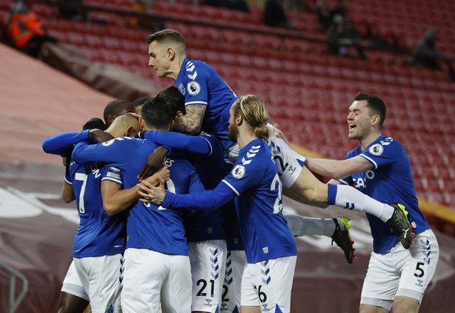 Everton je na mestnem derbiju prizadejal Liverpoolu četrti zaporedni poraz. FOTO: Phil Noble/Reuters