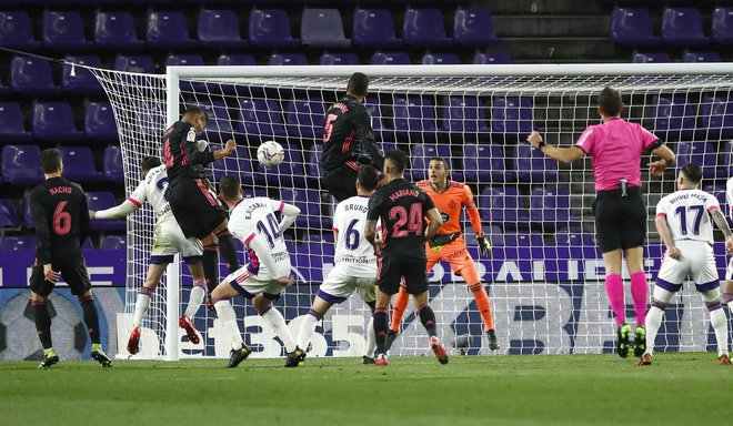 Oslabljenemu Realu sta tri točke prinesla strelec Casemiro in odlični vratar Thibaut Courtois. FOTO: Juan Medina/Reuters