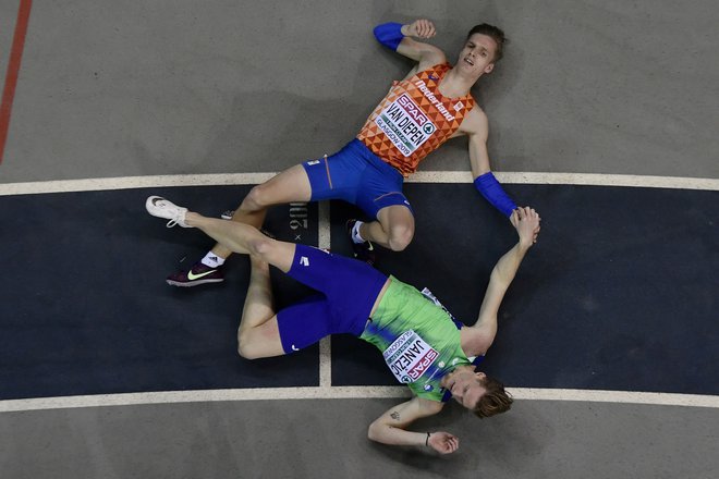 Luka Janežič in Tony van Diepen v cilju prejšnjega evropskega prvenstva. Bo igra stotink letos na strani slovenskega rekorderja? FOTO: Andy Buchanan/AFP