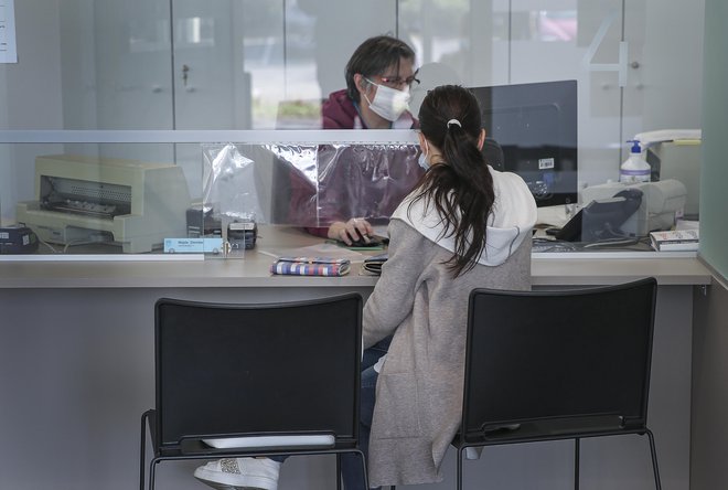 Ker so lani na največji upravni enoti v državi vzpostavili sistem predhodnega naročanja, je tudi pritožb zaradi dela uradnikov bistveno manj. FOTO: Jože Suhadolnik/Delo