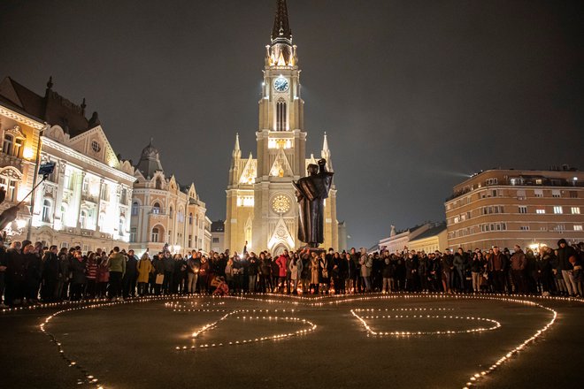 Množično žalovanje ob smrti Đorđa Balaševića v Novem Sadu. FOTO: Marko Djurica/Reuters