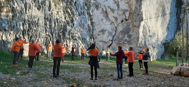 Nekatere skupine društva Šola zdravja, trenutno jih je 230, so začele na prostem telovaditi že prejšnji ponedeljek, ko so sprostili ukrepe. Foto arhiv društva Šola zdravja