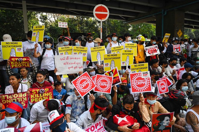 Protestniki v Rangunu. FOTO: Ye Aung Thu/AFP