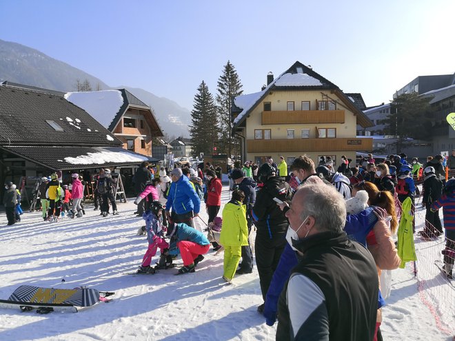 V zahodni Sloveniji so ta teden šolske počitnice, lepo vreme pa je na smučišča privabilo smučarje. Na fotografiji vrsta z opravljanje hitrega testa v Kranjski Gori. FOTO: N. M.