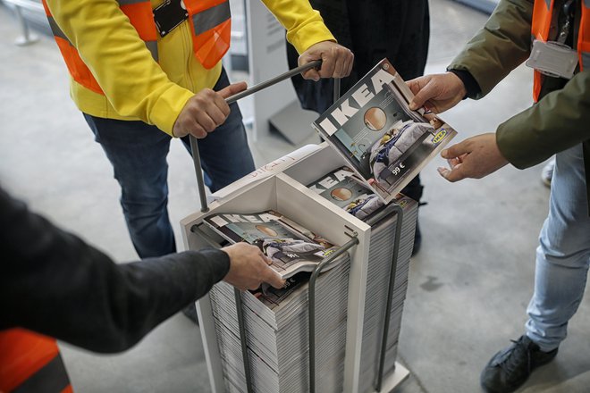 Ikea, ki je znana po tem, da vsako leto izda katalog, je zadnjega v fizični obliki izdala samo za slovenski trg. Foto: Blaž Samec