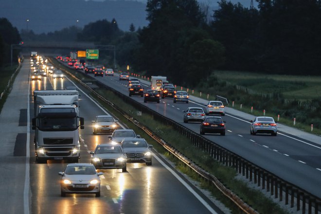 Prehitrim voznikom, razen največjim divjakom, se obetajo nižje globe. FOTO: Uroš Hočevar/Delo