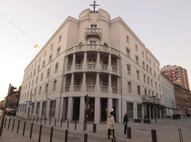 Ljudska posojilnica v Celju, Plečnikov vogal na Vodnikovi ulici, je od zdaj v lasti družbe Minis. Ta obljublja, da bosta v stavbi ostala kino in kavarna. Ali bosta ostala tudi dosedanja najemnika, pa še ni znano. FOTO: Špela Kuralt/Delo