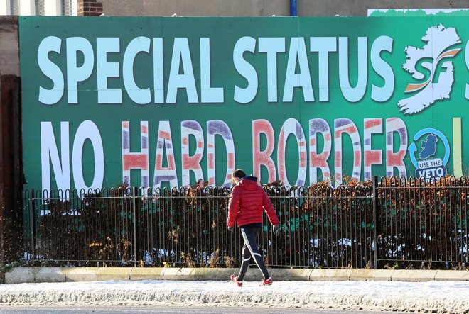 Namen protokola je bil preprečiti nastanek nadzornih točk na kopenski meji med Severno Irsko in Irsko, ki je z brexitom postala tudi zunanja meja EU. FOTO: Paul Faith/Afp