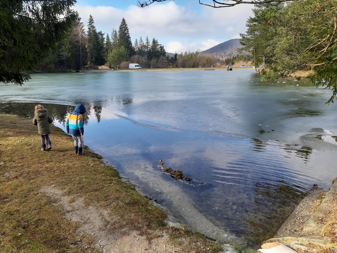 Na Rakitni je mogoče srečati kar nekaj narave željnih obiskovalcev, a je vzdušje zelo drugačno od običajnega utripa. FOTO: Mitja Felc/Delo