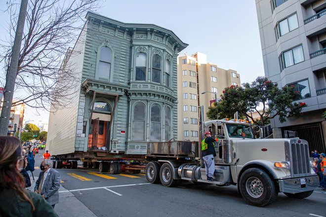 139 let staro viktorijansko hišo, znano kot Englanderjeva hiša, so naložili na tovornjak in jo premestili na novo lokacijo v San Franciscu, oddaljeno šest ulic stran, saj naj bi na prvotni lokaciji zgradili osemnadstropno stanovanjsko hišo. FOTO: Brittany Hosea-small/Reuters