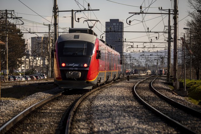 Hitrost vožnje bo prilagojena omejitvam hitrosti na naši železniški infrastrukturi, kjer je najvišja dovoljena hitrost 160 kilometrov na uro. FOTO: Vogel Voranc/Delo