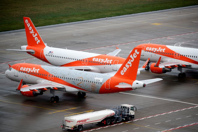Britanski nizkocenovnik EasyJet doživlja nekajkratno povečanje rezervacij letov in nočitev. FOTO: Hannibal Hanschke/Reuters