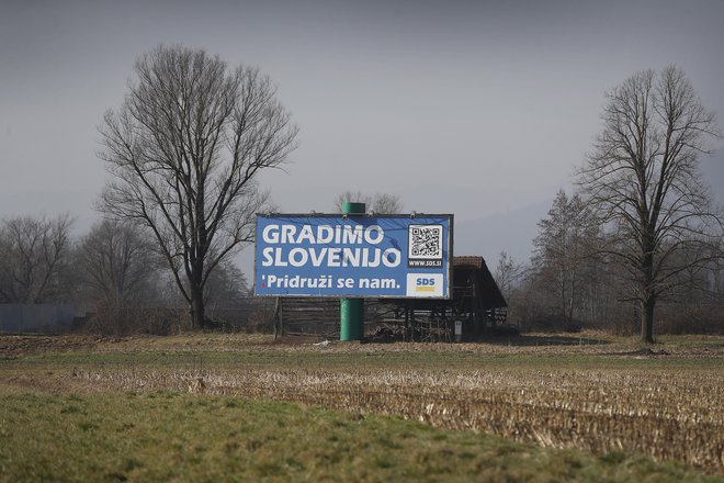 SDS skrbno neguje svojo volilno bazo, tako s plakatnimi akcijami, kot tudi z močno uporabo družbenih omrežij. FOTO: Leon Vidic